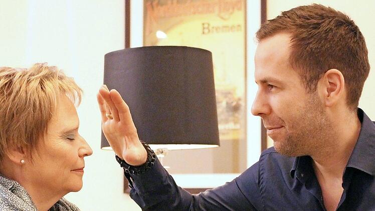 Nils Reineking (rechts), der Leiter des Carlo Faraday Instituts, hypnotisiert eine Patientin. Foto: privat