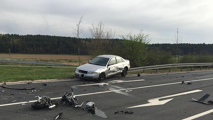 Bei einem schweren Unfall bei Zirndorf ist am Sonntagnachmittag ein Motorradfahrer ums Leben gekommen. Der Biker war mit einer Polizeistreife im Einsatz zusammengeprallt. Foto: NEWS5 / Schmelzer