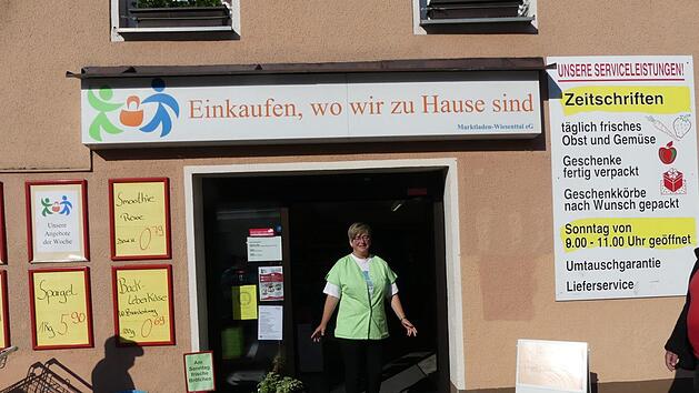 Die Verk&auml;uferin Silvia wartet auf Kundschaft. Foto: Paul P&ouml;hlmann