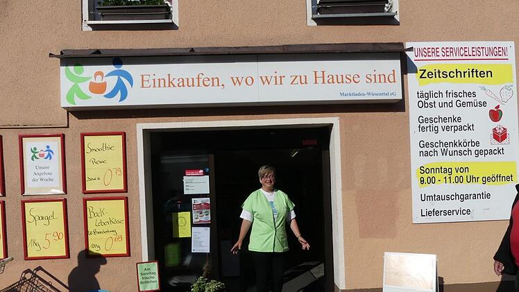 Die Verkäuferin Silvia wartet auf Kundschaft. Foto: Paul Pöhlmann