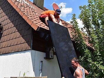 Thomasz und Kamil hieven das Modul auf das Dach. Foto: Petra Malbrich
