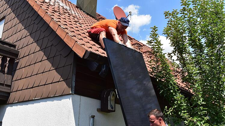 Thomasz und Kamil hieven das Modul auf das Dach. Foto: Petra Malbrich
