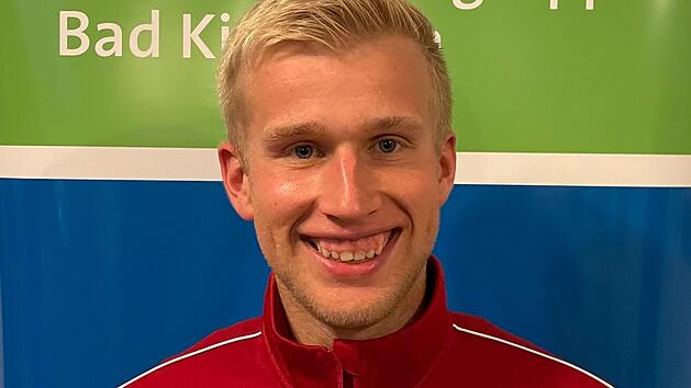 Manuel Rost von der DJK Stralsbach pfeift in der Kreisliga Fu&szlig;ball-Spiele. Obwohl er selbst nicht gegen den Ball tritt. Foto: Rost