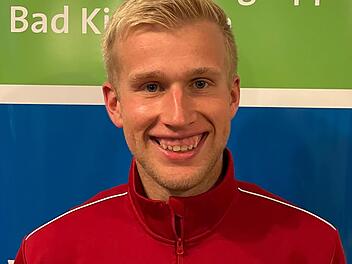 Manuel Rost von der DJK Stralsbach pfeift in der Kreisliga Fußball-Spiele. Obwohl er selbst nicht gegen den Ball tritt. Foto: Rost