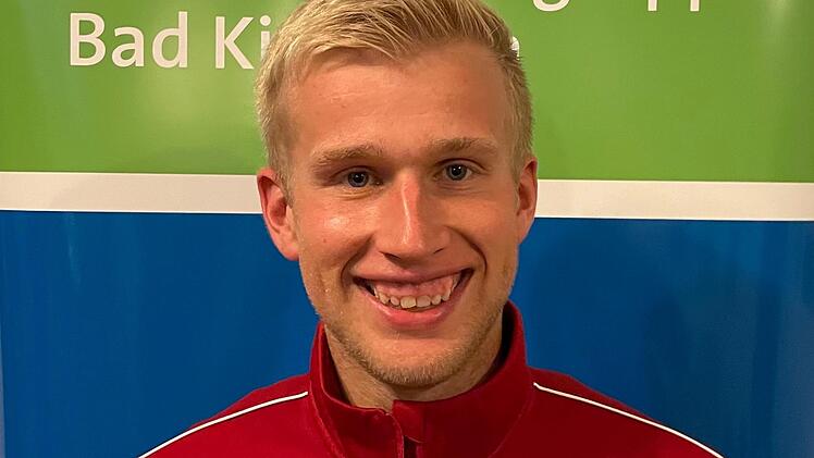 Manuel Rost von der DJK Stralsbach pfeift in der Kreisliga Fußball-Spiele. Obwohl er selbst nicht gegen den Ball tritt. Foto: Rost