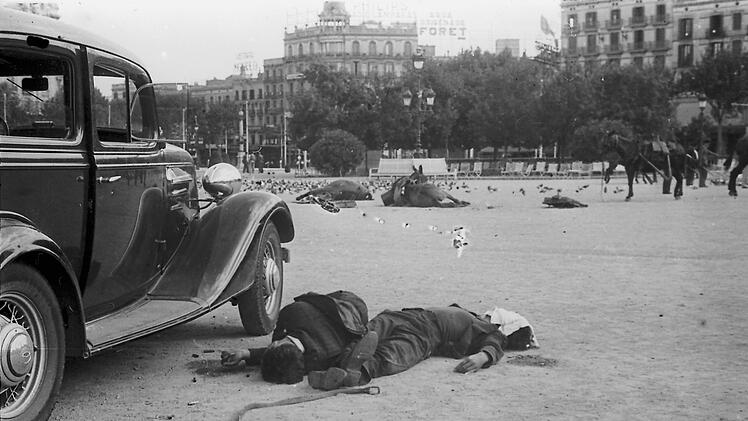 Madrid wird während des Spanischen Bürgerkriegs (1936-1939) unablässig bombardiert. Tote liegen auf den Straßen.