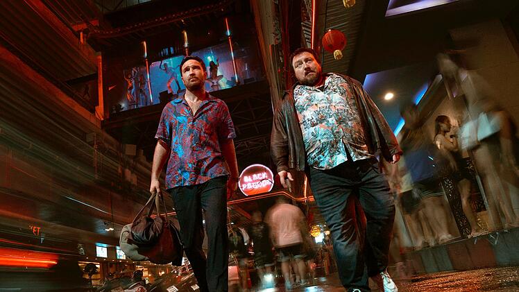 Nicht nur Kreuzberger N&auml;chte sind lang, wie Charly (Frederick Lau, links) und Joseph (Christoph F. Krutzler) in Bangkok feststellen. Auf der Suche nach der M&uuml;nze geraten sie in ein neues t&ouml;dliches Abenteuer.