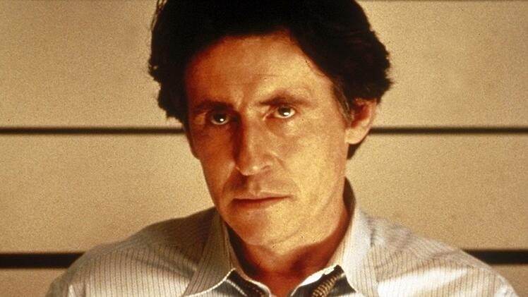 Die Freundin von Ex-Cop Keaton (Gabriel Byrne) arbeitet als Staatsanw&auml;ltin.