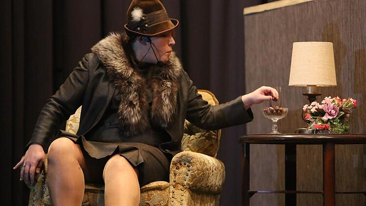 Die Gräfin (Theresa Hoh) nascht. Foto: Matthias Hoch