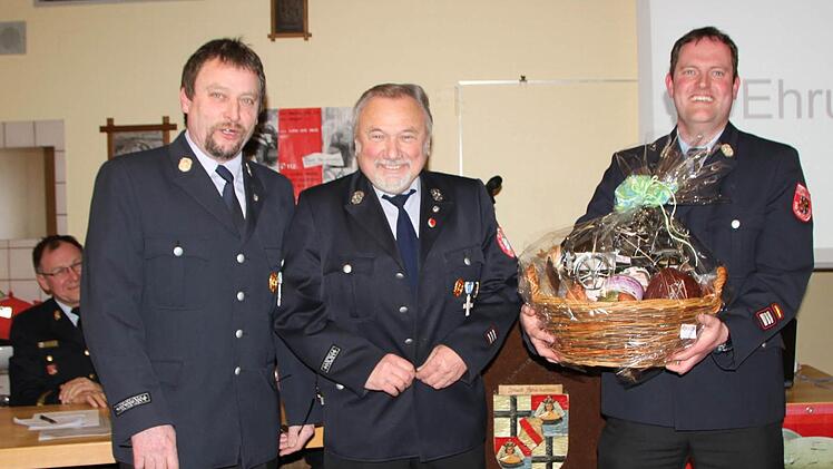 Abschied im 63. Lebensjahr: Günther Übelacker (links) und Kommandant Michael Krug (rechts) bedanken sich bei Heinz Heinbuch für seinen langjährigen Einsatz als Gruppenführer und Gerätewart. Foto: Ulrike Müller
