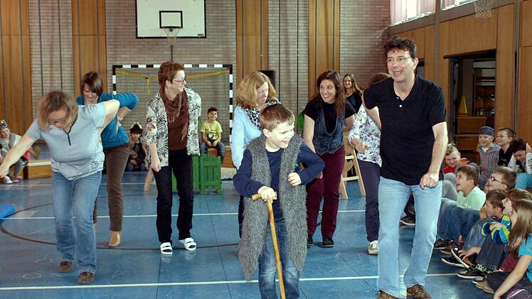 Schmerzen im Rücken und ein schlurfender Gang - Ben Behrschmidt ist der ideale Großvater. Aber Gregor Braun (rechts) lässt auch alle Lehrer antreten zum Üben.