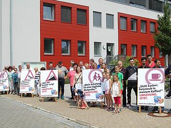 Mitglieder der Bürgerinitiative für eine Südumgehung von Forchheim demonstierten am Montag vor dem Landratsamt. Foto: privat