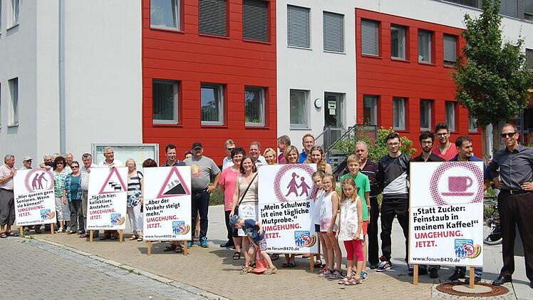 Mitglieder der Bürgerinitiative für eine Südumgehung von Forchheim demonstierten am Montag vor dem Landratsamt. Foto: privat