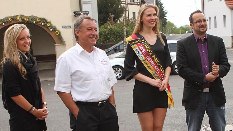 Stolz präsentierte die Agentur "Fisher's House" mit Cindy Hoppe, Ulrich Fischer und Christian Fischer (von links) die Miss Germany Olga Hoffmann in Eschenbach.