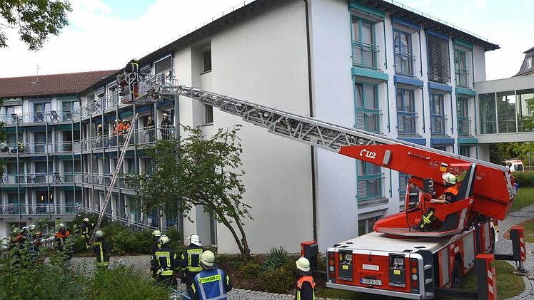 Dramatische Szenen bei der Großübung am Samstag im Haus Kreuzberg der Kurklinik "Am Kurpark" in Bad Kissingen.  Foto: Rauch