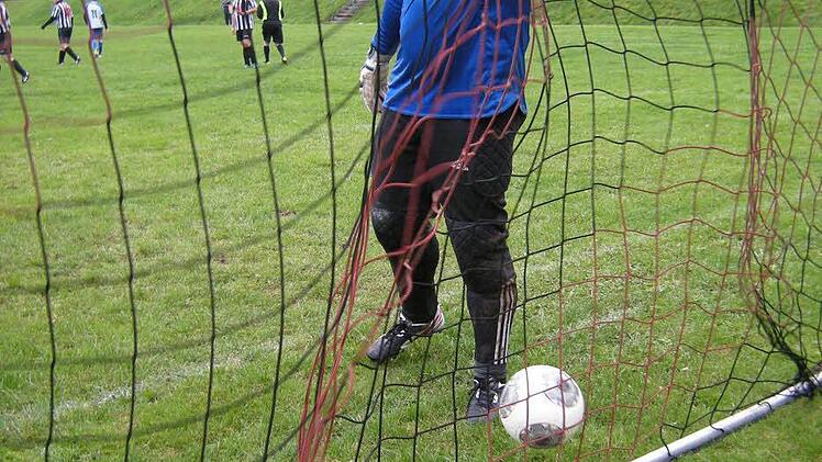 Hoher Frust-Faktor: Gleich sieben Mal musste Premichs Keeper Christoph Klamann hinter sich greifen. Foto: ssp