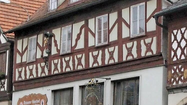 Die Fachwerkfassade des "Schwarzen Bären" zum Marktplatz hin.