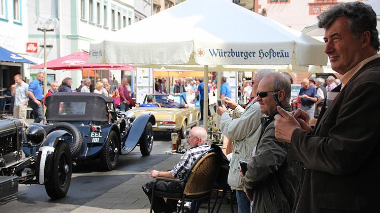 Kaffee, Fotos, alte Autos: Das Zuschauerinteresse am Bad Kissinger Marktplatz ist groß.  Fotos: Benedikt Borst