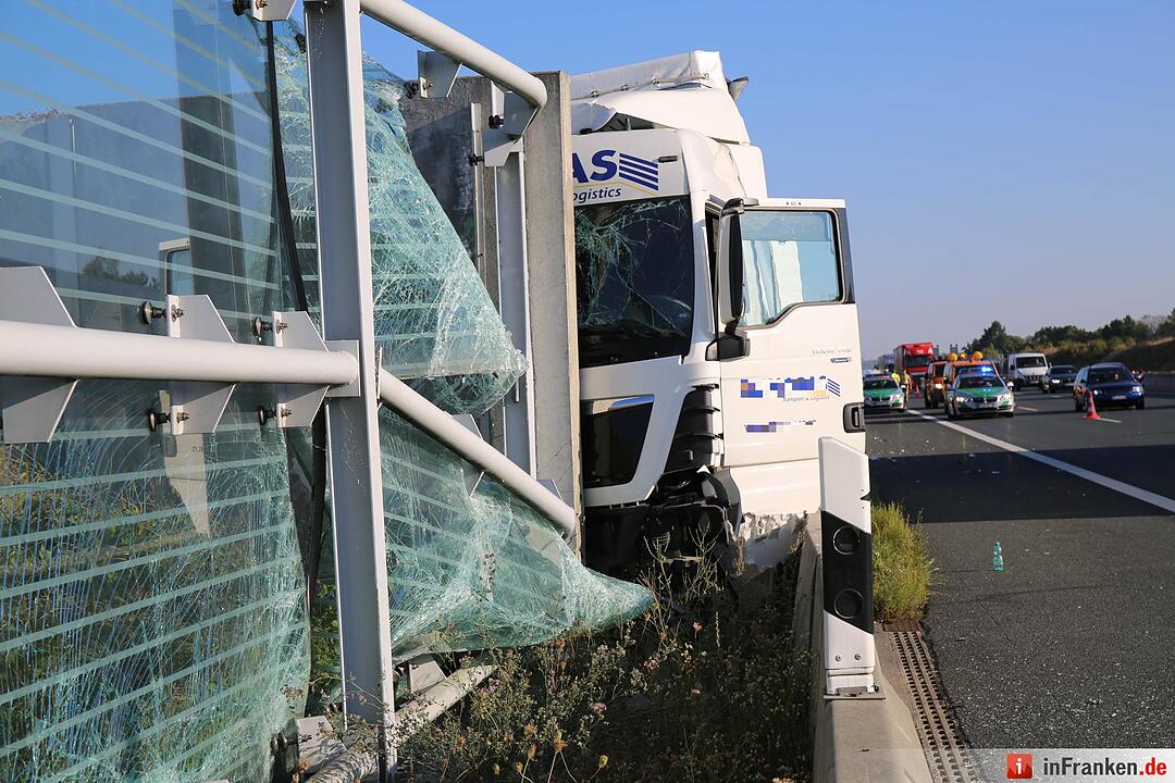Lkw kracht auf A9 bei Bayreuth ungebremst gegen Lärmschutzwand