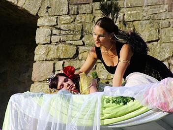 Elfenkönig Oberon (Sandra Eichelbrönner-Fickert) will sich seine Gattin Titania (Steffi Dietrich) mittels eines Liebeskrauts gefügig machen. Foto: Winfried Ehling