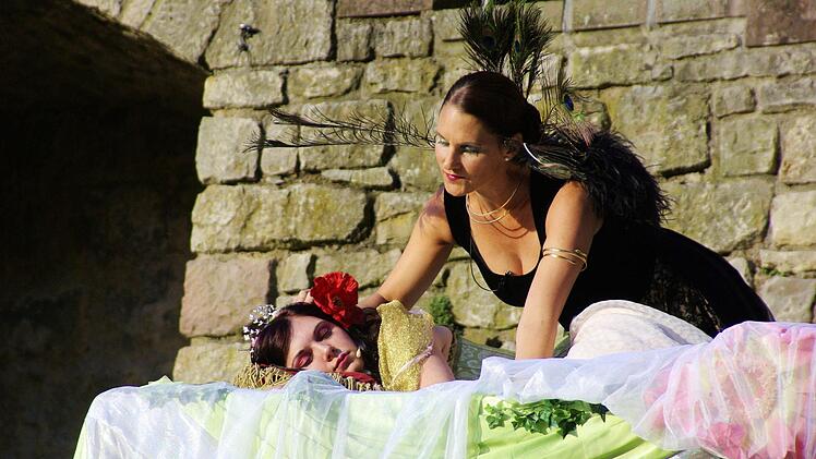 Elfenkönig Oberon (Sandra Eichelbrönner-Fickert) will sich seine Gattin Titania (Steffi Dietrich) mittels eines Liebeskrauts gefügig machen. Foto: Winfried Ehling