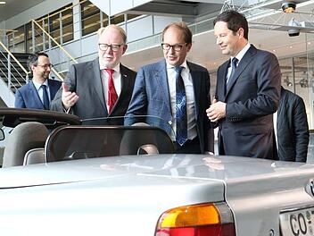 Verkehrsminister Alexander Dobrindt (Bildmitte), hier mit MdB Hans Michelbach und Jürgen Otto, dem Vorsitzenden der Geschäftsführung der Brose-Gruppe, ließ sich unter anderem die Technik einer versenkbaren Autotür erklären. Foto: Katja Nauer