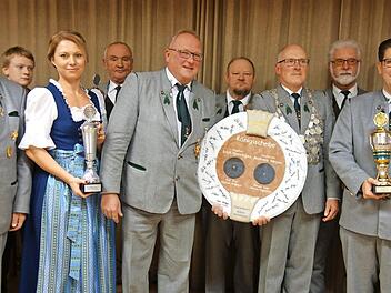 Die Übergabe der Königsscheibe und die Pokalgewinner  Foto: Doris Weidner