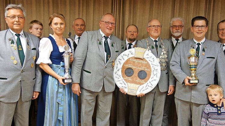 Die Übergabe der Königsscheibe und die Pokalgewinner  Foto: Doris Weidner