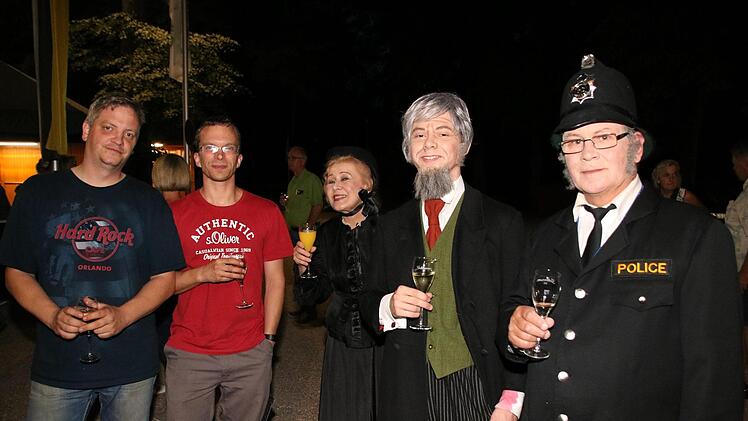 Nach der Vorstellung mischten sich die Schauspieler unter die Besucher. Foto: Jürgen Gärtner