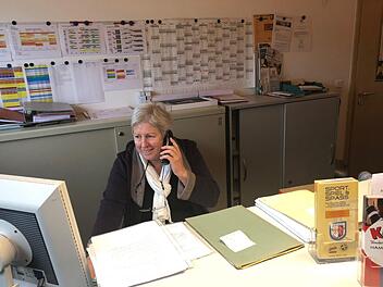 Elisabeth Frank organisiert in der Geschäftsstelle des TV/DJK den Vereinsbetrieb.Foto: Angelika Silberbach