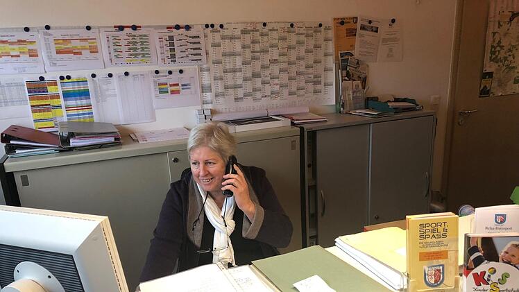 Elisabeth Frank organisiert in der Geschäftsstelle des TV/DJK den Vereinsbetrieb.Foto: Angelika Silberbach