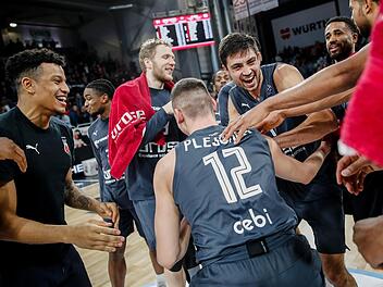 Nach zuvor drei Niederlagen in Folge lassen die Bamberger ihrer Freude über den Sieg gegen Riga freien Lauf (von links): der verletzte Nelson Weidemann, Retin Obasohan, Christian Sengfelder, Moritz Plescher, Mateo Seric, Bryce Taylor und Elias Harris. Foto: Daniel Löb