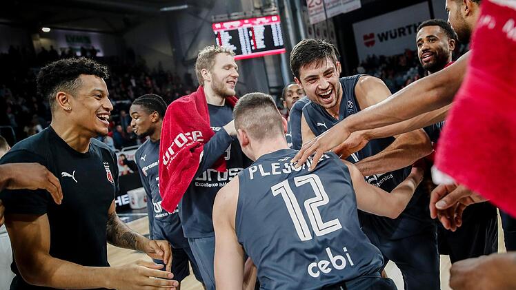 Nach zuvor drei Niederlagen in Folge lassen die Bamberger ihrer Freude über den Sieg gegen Riga freien Lauf (von links): der verletzte Nelson Weidemann, Retin Obasohan, Christian Sengfelder, Moritz Plescher, Mateo Seric, Bryce Taylor und Elias Harris. Foto: Daniel Löb