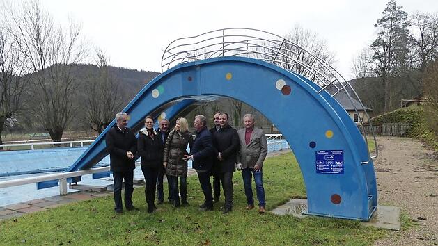 Die Abordnung sah sich im renovierungsbed&uuml;rftigen Familienschwimmbad in Streitberg um.  Foto: Paul P&ouml;hlmann