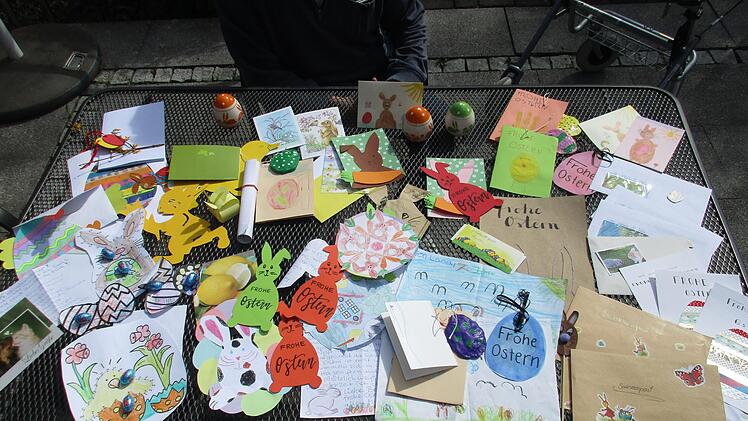 Jede Menge Osterpost gab es für die Senioren.  Foto: Manfred Mellenthin