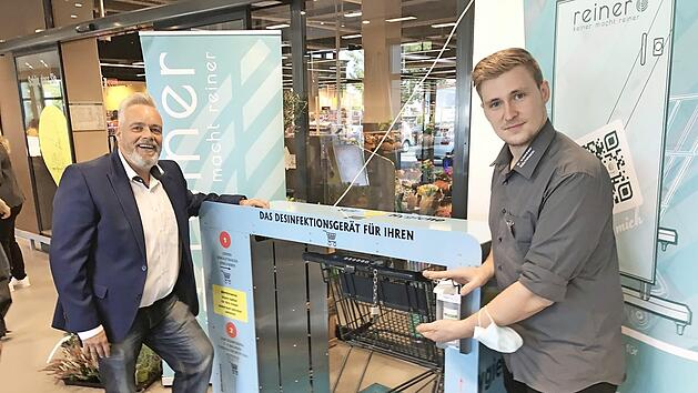 Ingo Gartner (links) und Dominic Muscara stellen gemeinsam die neue Station vor. Nun liegt es am Kunden diese Möglichkeit der Desinfektion zu nutzen. Die beiden sind optimistisch, was diese Frage angeht.  Foto: Michael Busch