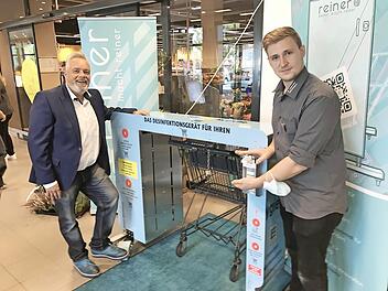Ingo Gartner (links) und Dominic Muscara stellen gemeinsam die neue Station vor. Nun liegt es am Kunden diese Möglichkeit der Desinfektion zu nutzen. Die beiden sind optimistisch, was diese Frage angeht.  Foto: Michael Busch