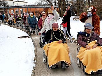 Sogar einen internen Faschingsumzug durch den Garten stellte das Caritas-Altenservicezentrum in Hofheim auf die Beine, beziehungsweise auf die Räder.