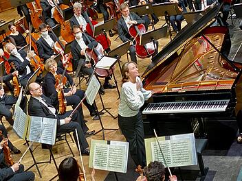 Die Pianistin Hélène Grimaud und die Bamberger Symphoniker im Max-Littmann-Saal des Regentenbaus von Bad Kissingen.