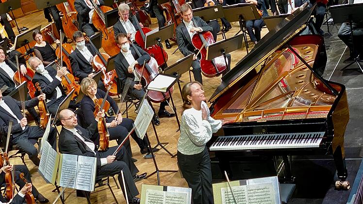 Die Pianistin Hélène Grimaud und die Bamberger Symphoniker im Max-Littmann-Saal des Regentenbaus von Bad Kissingen.