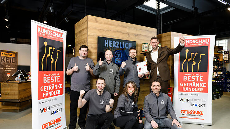 Bayreuth: Bester Getränkehändler 2023 - Getränkemarkt erhält Auszeichnung mit Trophäe und Siegel