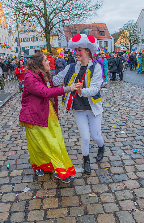 Buntes Faschingstreiben begeistert groß und klein.