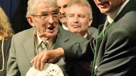 Willi Schreiner (links) ist seit 45 Jahren mit Irdning verbunden und ein Botschafter der Partnerschaft. Dafür gibt es ein Dankeschön von Franz Titschenbacher.