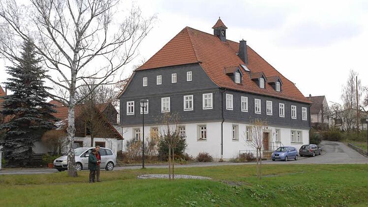 Das Pachtershaus ist das älteste Haus in Tüschnitz und diente früher als Gemeindekanzlei. Seit 1951 ziert es eine Glocke. Foto: Ronald Rinklef
