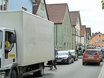 Mit Traktoren hat die Bürgerinitiative vor kurzem mitten im Feierabendverkehr eine Protestaktion gestartet und somit immer wieder für Rückstaus gesorgt. Weitere Aktionen sind geplant, damit die Ortsdurchfahrt Eltingshausen entlastet wird. Foto: Privat