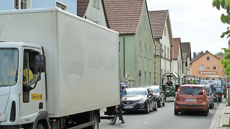 Mit Traktoren hat die Bürgerinitiative vor kurzem mitten im Feierabendverkehr eine Protestaktion gestartet und somit immer wieder für Rückstaus gesorgt. Weitere Aktionen sind geplant, damit die Ortsdurchfahrt Eltingshausen entlastet wird. Foto: Privat