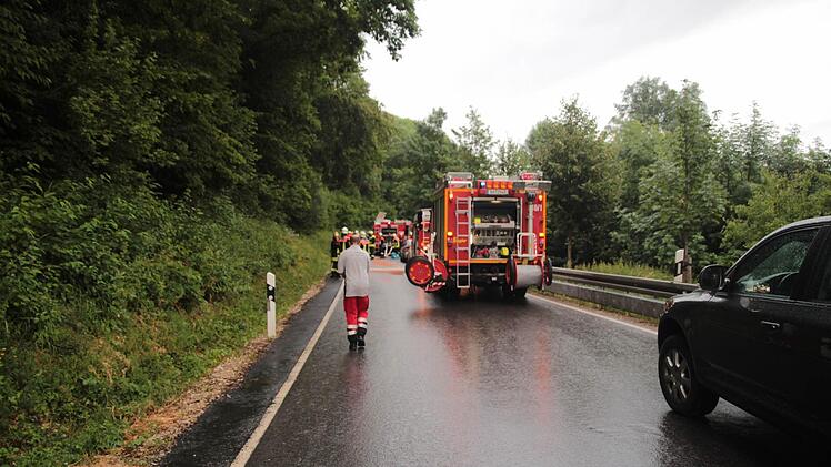 Zwischen Zeegendorf und Teuchatz im Landkreis Bamberg hat sich ein schwerer Autounfall ereignet. Bei einem Frontalzusammenstoß ist eine Person nach Angaben der Rettungskräfte lebensgefährlich verletzt worden. Der Rettungshubschrauber war im Einsatz. Foto: Ferdinand Merzbach