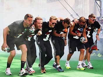 Roman Weidenfeller, Shkodran Mustafi, Andre Schürrle, Miroslav Klose, Mario Götze und Toni Kroos machen den "Gaucho Dance". Foto: dpa