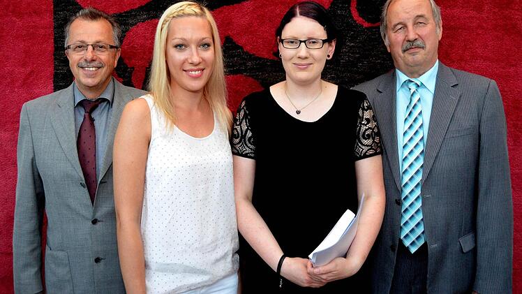 Stellvertretender Landrat Emil Müller überreichte zusammen mit Torsten Steige von der Berufsschule Bad Kissingen Anerkennungsurkunden für besonders gute Leistungen an Anastasia Masterkov und Lena Kofer.