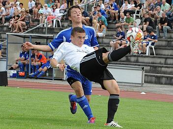 Stören gleich bei der Ballverwertung: Niklas Markart (hinten) vom TSV Münnerstadt attackiert Daniel Zänglein (SV Euerbach/Kützberg). Foto: Hopf